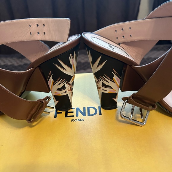 Fendi sandals size 37.5 - Picture 5 of 7